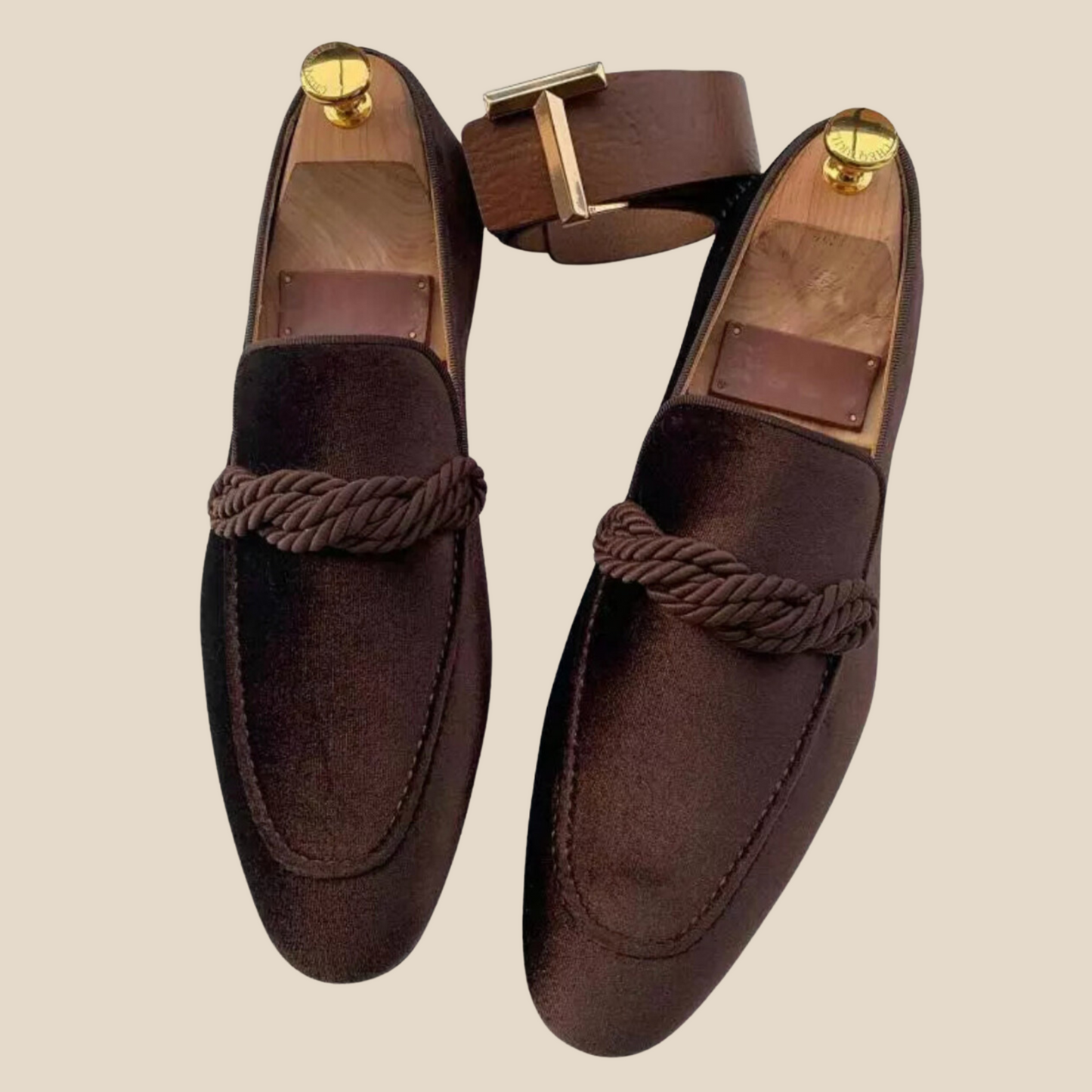 Upgrade uw schoenencollectie vandaag nog met LOVO - Britse loafers en ervaar het verschil zelf. Bestel nu en geef uw stappen een vleugje Britse elegantie.