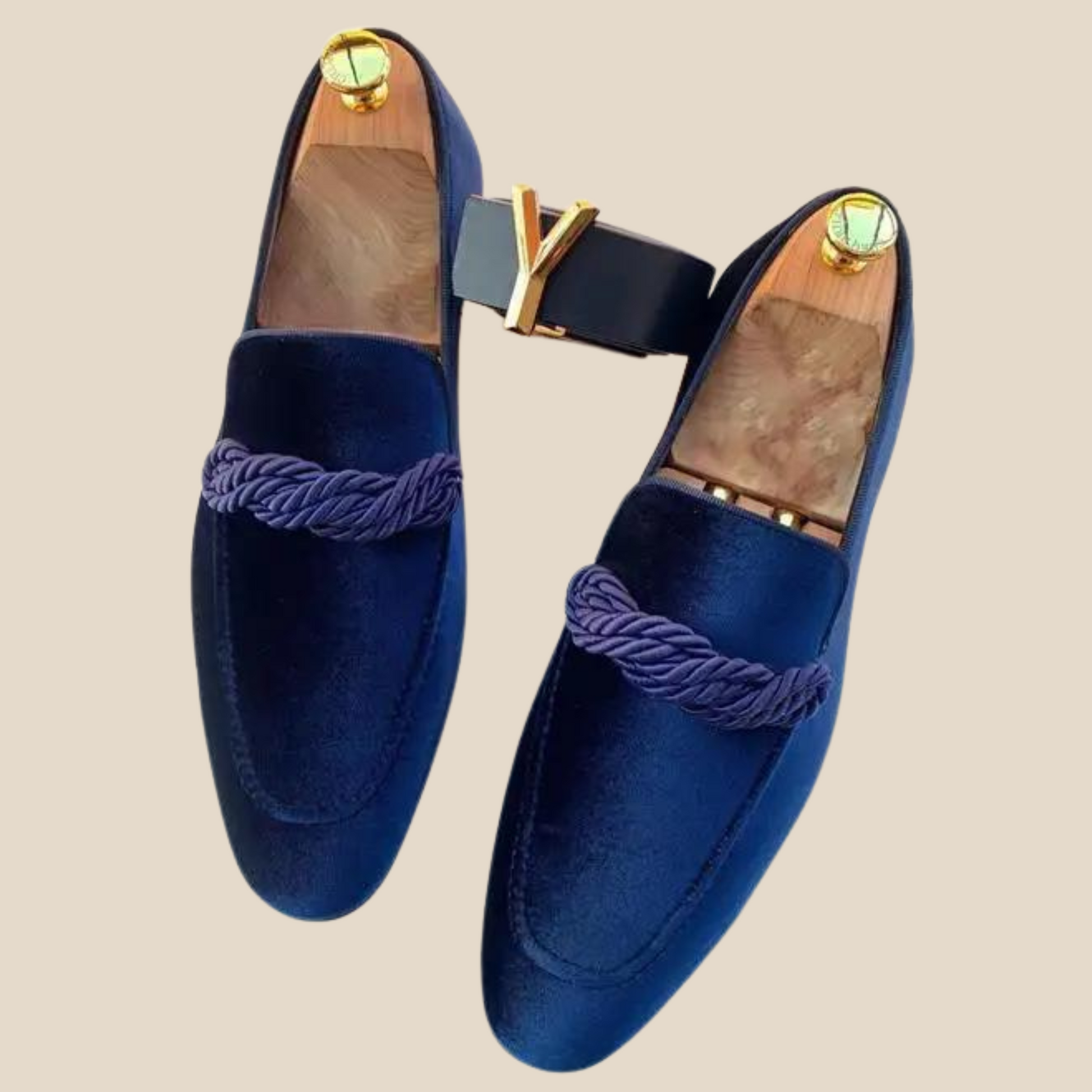 Upgrade uw schoenencollectie vandaag nog met LOVO - Britse loafers en ervaar het verschil zelf. Bestel nu en geef uw stappen een vleugje Britse elegantie.