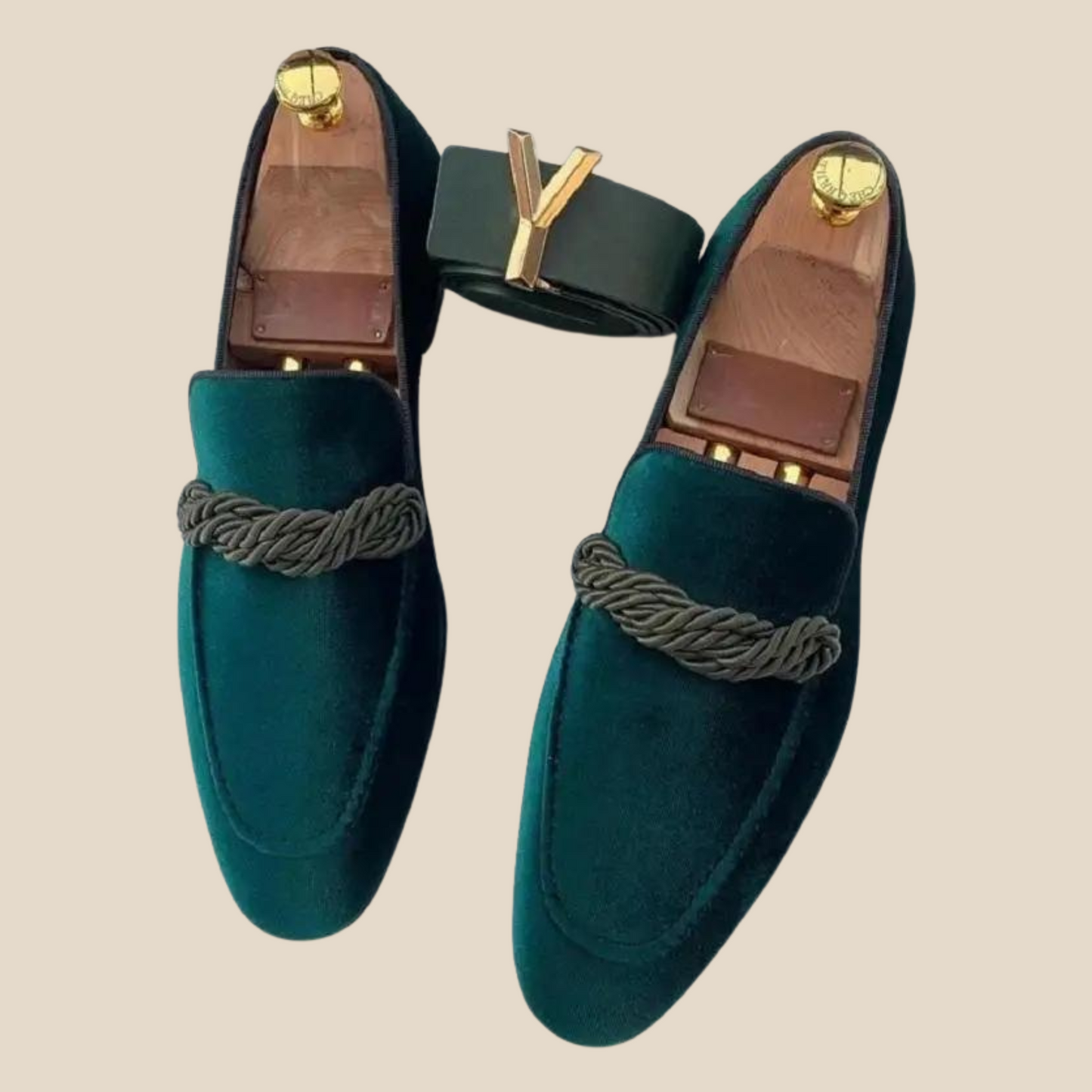 Upgrade uw schoenencollectie vandaag nog met LOVO - Britse loafers en ervaar het verschil zelf. Bestel nu en geef uw stappen een vleugje Britse elegantie.