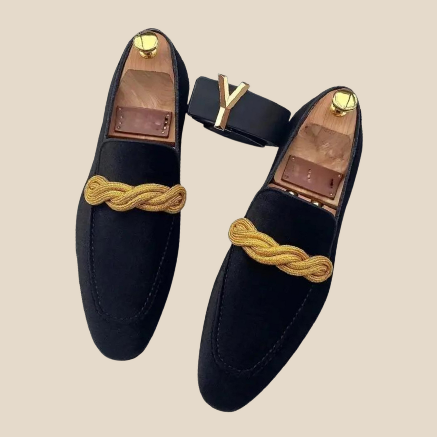 Upgrade uw schoenencollectie vandaag nog met LOVO - Britse loafers en ervaar het verschil zelf. Bestel nu en geef uw stappen een vleugje Britse elegantie.